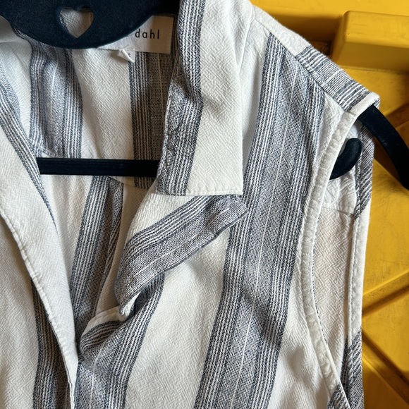 #63❤️ Brand new Bella Dahl Sleeveless easy short romper in pinstripe - Picture 5 of 8